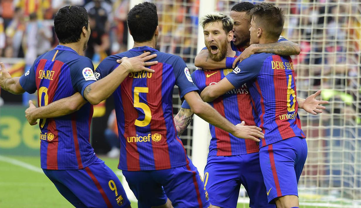 Para pemain Barcelona merayakan gol kemenangan yang dicetak Lionel Messi ke gawang Valencia pada laga La Liga di Stadion Mestalla, Valencia, Sabtu (22/10/2016). Barcelona menang 3-2 atas Valencia. (AFP/Jose Jordan)