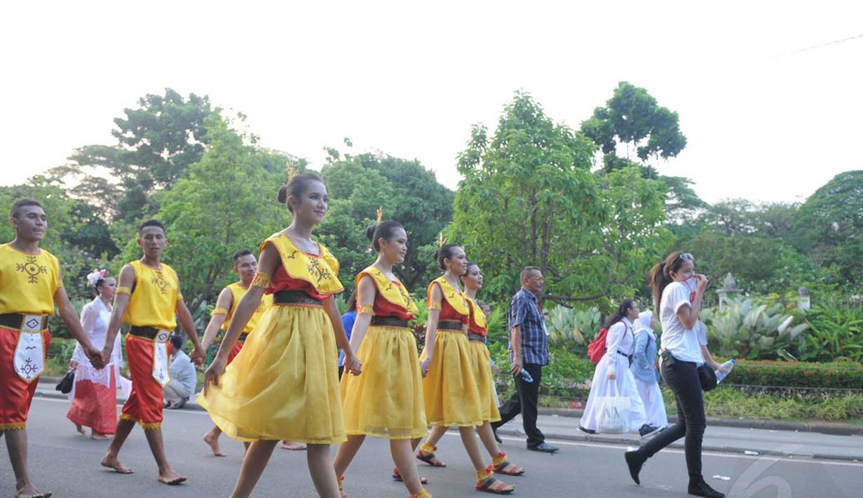 Iring-iringan Pawai Karnaval Budaya memadati Jalan Medan merdeka Barat, Jakarta, Senin (18/8/14). (Liputan6.com/Herman Zakharia)