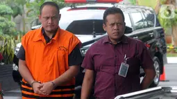 Kasubbag Protokol Pemerintah Kota Medan nonaktif, Syamsul Fitri Siregar dikawal petugas tiba di Gedung KPK, Jakarta, Selasa  (5/11/2019). Syamsul diperiksa sebagai tersangka terkait kasus dugaan suap proyek dan jabatan pada Pemkot Medan tahun 2019. (merdeka.com/Dwi Narwoko)