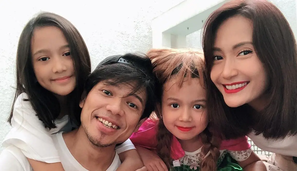 Melansir dream.co.id, Artika Sari Devi telah sepakat dengan Baim untuk membuat kegiatan anaknya seimbang. Antara kegiatan menuntut ilmu dan bermain. Mengingat dari pagi sampai siang hari sang anak sibuk dengan kegiatan belajarnya. (Instagram/artikasaridevi)