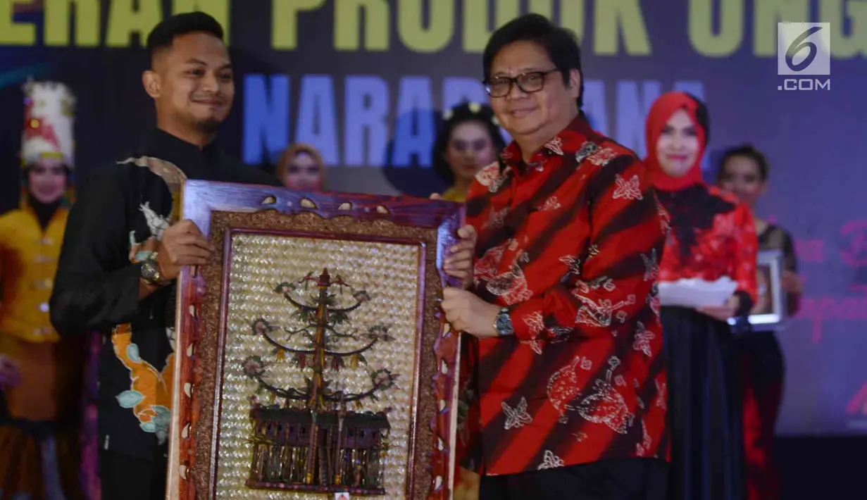 Menteri Perindustrian Airlangga Hartarto bersama model menunjukkan karya produk unggulan narapidana di gedung Kementerian Perindustrian, Jakata (3/4). Acara ini untuk mendukung terciptanya citra positif narapidana. (Merdeka.com/Imam Buhori)