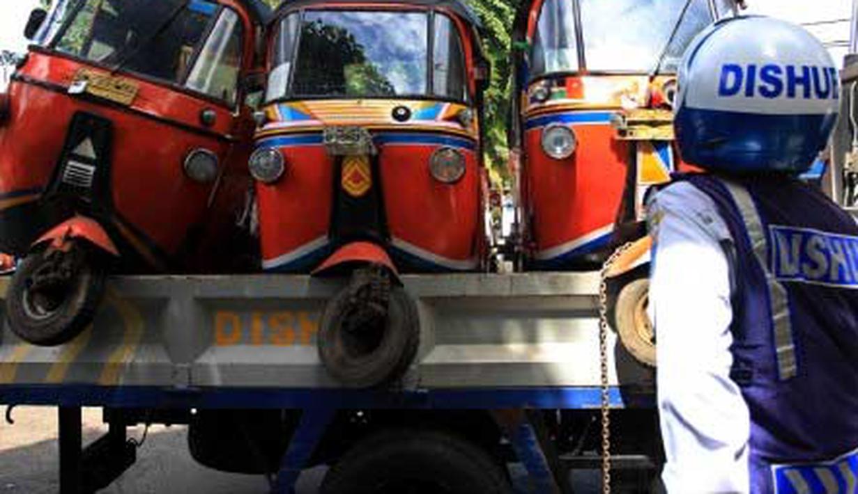 Petugas Dinas Perhubungan DKI Jakarta Merazia Angkutan Umum Bajaj Di