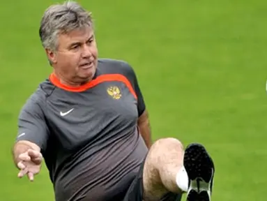 Dutch coach of the Russian national football team Guus Hiddink controls a ball during a training session on June 24, 2008 in Basel, Switzerland. Russia play Spain in their Euro semi-final football match on June 26 in Vienna. AFP PHOTO / FRANCK FIFE