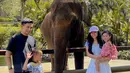Menurut selebgram tersebut, liburan ke Bali Zoo untuk  memenuhi permintaan putranya setelah hasil raportnya bagus. [Instagram/rachelvennya]