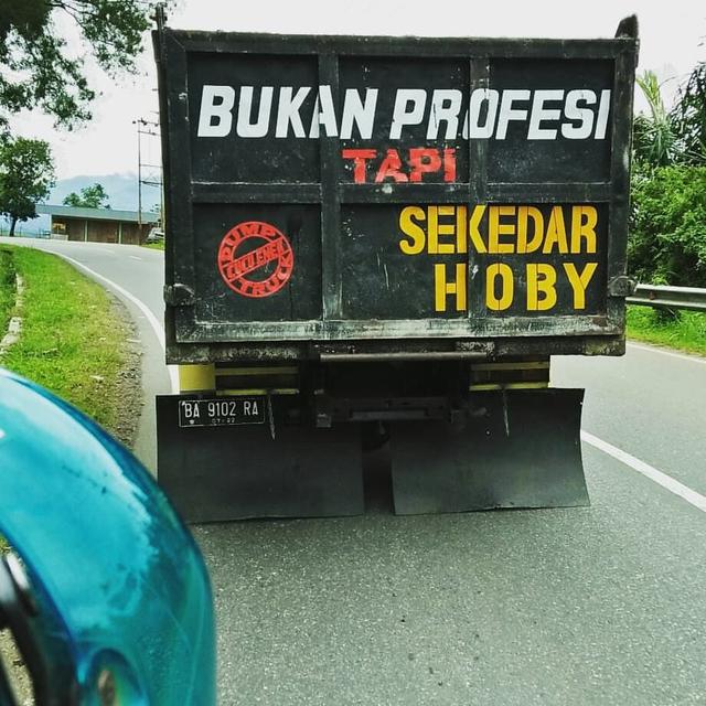 Tulisan Penuh Makna di Belakang Mobil Ini Bikin Cengar Cengir
