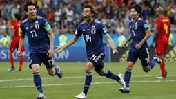 Gelandang Jepang, Takashi Inui, merayakan gol yang dicetaknya ke gawang Belgia pada babak 16 besar Piala Dunia di Rostov Arena, Rostov-on-Don, Senin (2/6/2018). Belgia menang 3-2 atas Jepang. (AP/Petr David Josek)