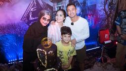 Kejutan ulang tahun Raffi dan Gigi bertema horor alias Halloween Party. Diketahui dari kanal YouTube RANS Entertainment, tema horor itu merupakan ide dari Rafathar. Tampak ibunda Gigi, Rieta Amilia juga tampil dengan dandanan menyeramkan dan busana serba hitam. (Liputan6.com/IG/@raffinagita1717)
