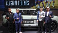 Chief Operating Officer BAIC Indonesia, Dhani Yahya dan CEO Senyawa Entertainment, Reza Wibisana Subekti dalam peluncuran kerjasama BAIC Indonesia dengan Clash of Legends dalam gelaran IIMS 2026 di JIEXPO Kemayoran, Jakarta, Kamis (5/2/2026). (Bola.com/Nur Iman Ali)