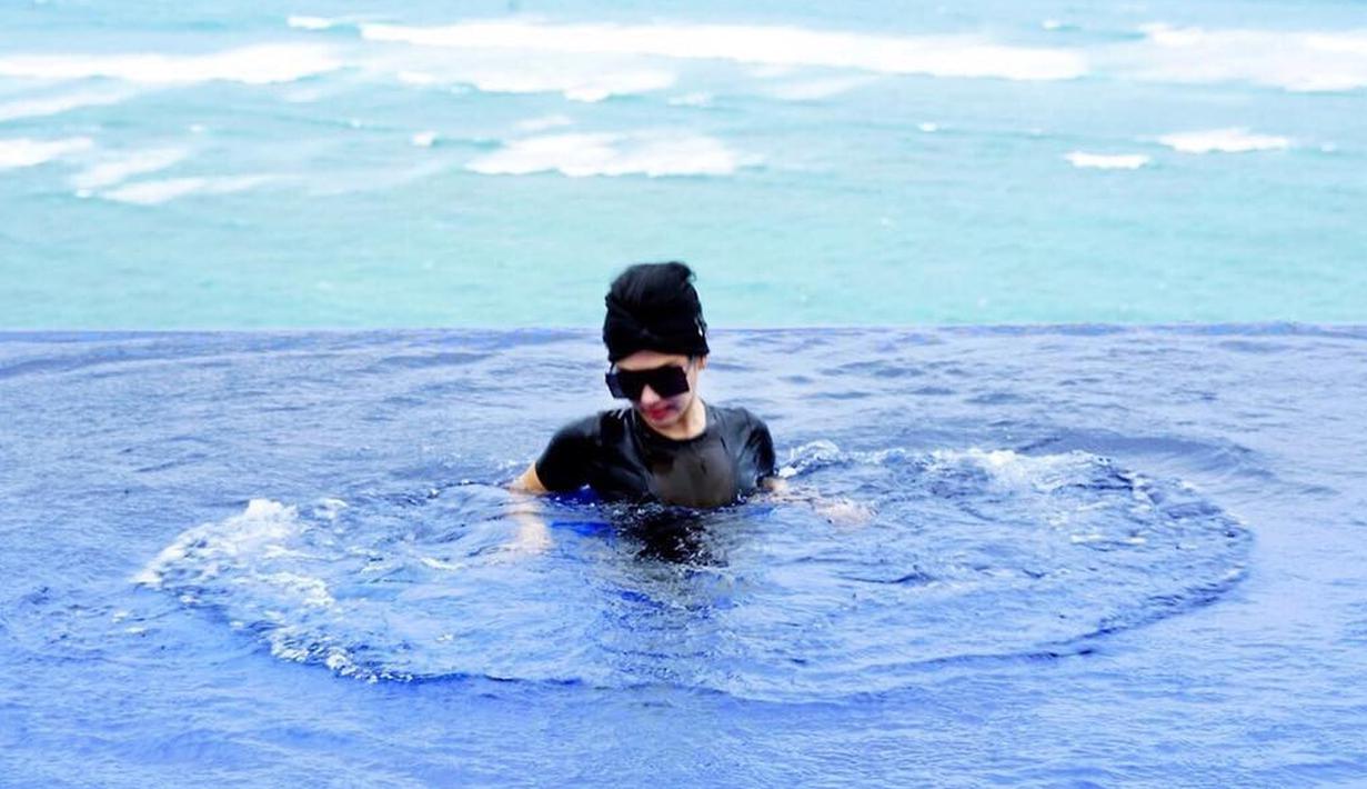 8 Foto Seksi Artis Indonesia Saat Berendam di Kolam Renang ...