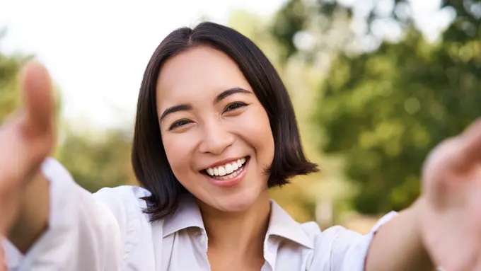 tersenyum cantik dewasa single