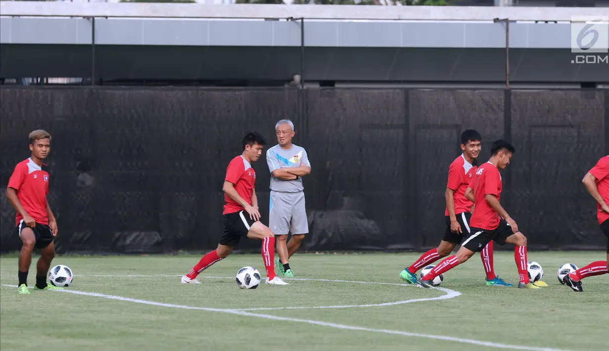 Pelatih timnas Laos, Mike Wong (tengah) memberi arahan pada pemainnya saat latihan resmi di Lapangan B, Kompleks GBK, Jakarta, Kamis (16/8). Laos menantang timnas Indonesia pada lanjutan penyisihan Grup A, Jumat (17/8). (Liputan6.com/Helmi Fithriansyah)