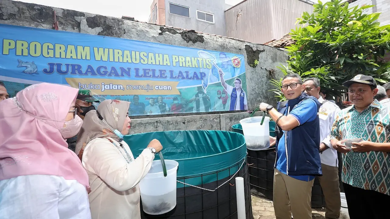 Menteri Pariwisata dan Ekonomi Kreatif (Menparekraf) Sandiaga Uno mengunjungi lokasi terbentuknya Karang Taruna pertama di Sasana Krida Bakti, Tebet, Jakarta Selatan.