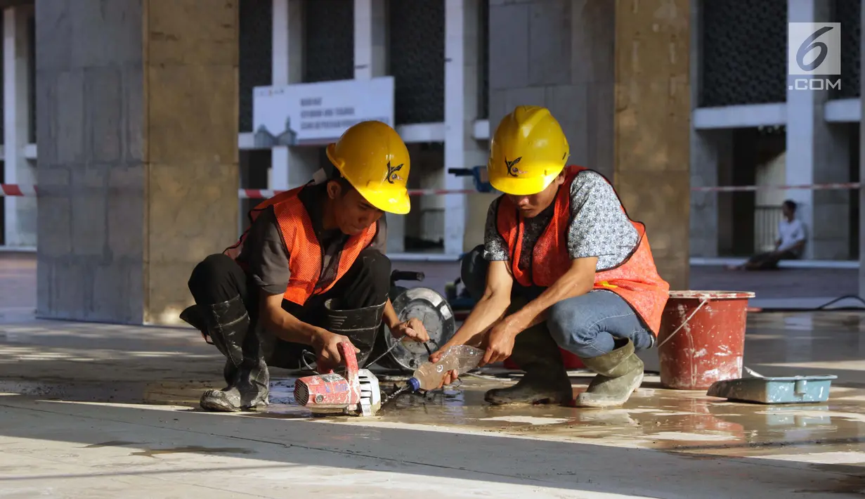Pekerja menyelesaikan proses renovasi Masjid Istiqlal Jakarta, Selasa (18/6/2019). Pemerintah merenovasi dan memperbaiki struktur bangunan Masjid Istiqlal yang merupakan salahsatu cagar budaya dengan anggaran sebesar Rp465 miliar. (Liputan6.com/Helmi Fithriansyah)