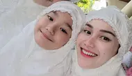 Ayu Ting Ting kompak mengenakan mukena warna putih berbordir bersama ibunda san anaknya, Bilqis. @ayutingting92