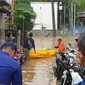 Kawasan Cipinang Melayu, Jakarta Timur, kembali terendam banjir imbas hujan yang mengguyur sejak Selasa (25/2/2020) dini hari. (Liputan6.com/Nanda Perdana Putra)