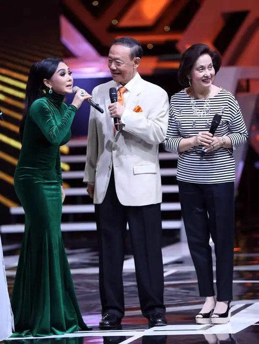 "Jadi gini, lagunya kan ngetop. Saya pernah duet lagu ini bareng Christian Bautista. Ternyata baru tahu bahwa lagu-lagu yang dia (Christian Bautista) nyanyikan itu semuanya penciptanya itu si Jose Mari Chan," jelasnya. (Nurwahyunan/Bintang.com)