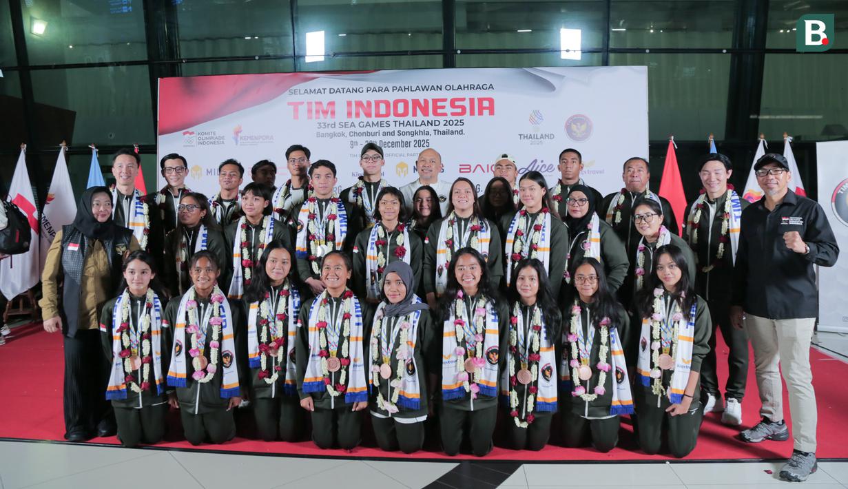 Atlet renang foto bersama saat acara penyambutan atlet SEA Games 2025 di Bandara Soekarno-Hatta, Tangerang, Selasa (16/12/2025). (Bola.com/M Iqbal Ichsan)
