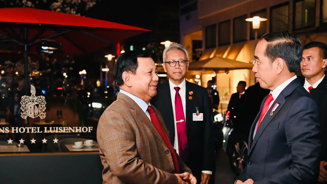 Menteri Pertahanan (Menhan) Prabowo Subianto dan Presiden Joko Widodo atau Jokowi tampil akrab saat menghadiri Pameran Hannover Messe 2023, di Hannover Congress Centrum, Hannover, Jerman.