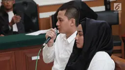 Terdakwa kasus First Travel Andika Surachman bersama istrinya Anniesa Hasibuan memberi keterangan saat menjalani sidang di PN Depok, Jawa Barat, Rabu (30/5). Sedangkan Anniesa Hasibuan di vonis 18 tahun penjara. (Liputan6.com/Herman Zakharia)