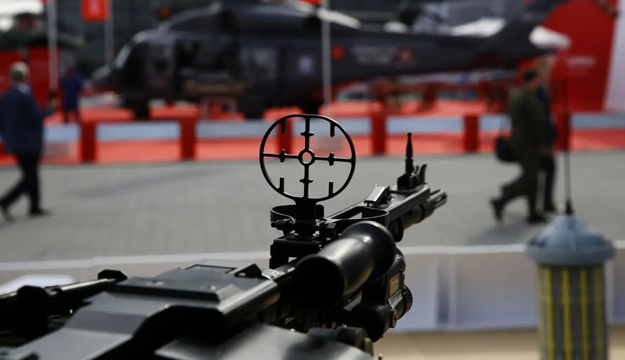 Helikopter militer buatan AugustaWestland ditampilkan dalam pameran militer yang berlangsung di Kielce, Polandia, (2/9/2014). (REUTERS/Kacper Pempel)