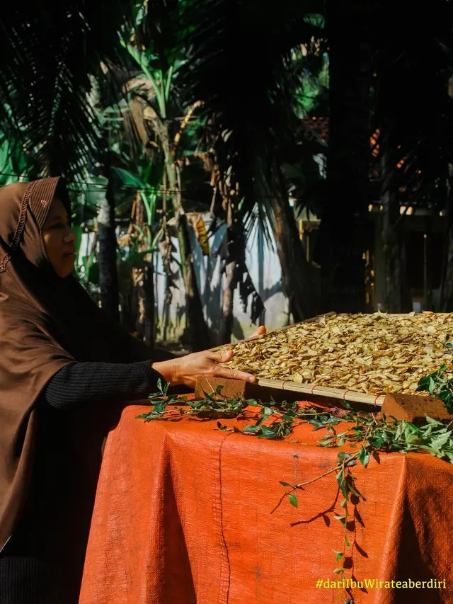 Sosok Ibu yang sedang memproses pembuatan jamu bubuk