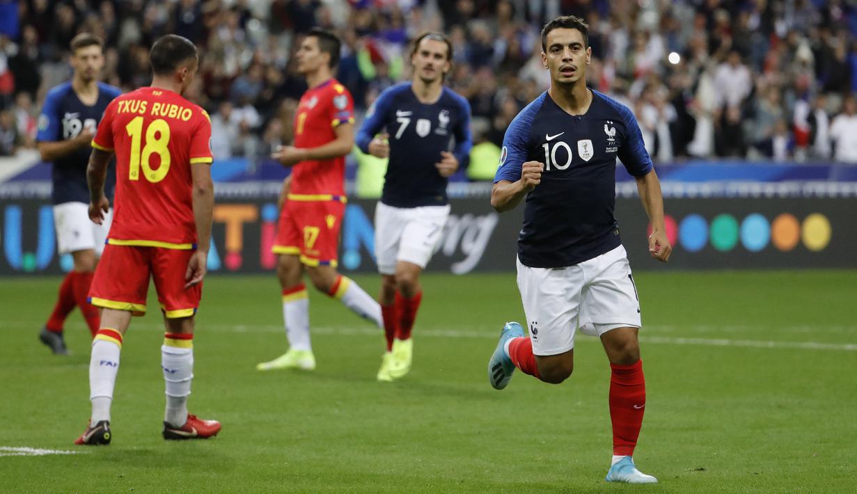 Penyerang Prancis, Wissam Ben Yedder berselebrasi usai mencetak gol ke gawang Andorra pada pertandingan grup H Kualifikasi Euro 2020 di Stade de France di Saint Denis, Paris (10/9/2019). Prancis menang telak 3-0 atas Andorra. (AFP Photo/Thomas Samson)