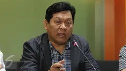 Komisioner Komisi Yudisial (KY) Imam Anshori Saleh ketika memberikan keterangan pers mengenai penetapan tersangka ketua dan komisioner KY dalam dugaan pencemaran nama baik Hakim Sarpin di Gedung KY, Jakarta, Minggu (12/7). (Liputan6.com/Faizal Fanani)