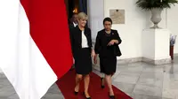 Menlu Indonesia, Retno Marsudi berjalan bersama Menteri Luar Negeri Australia, Julie Bishop seusai melakukan pertemuan di Jakarta, Senin (21/3).(REUTERS/Darren Whiteside)