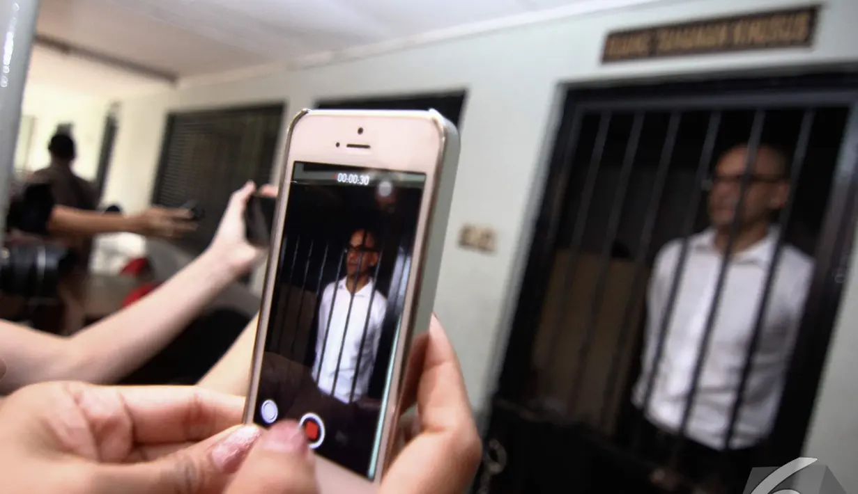 Gambar Neil Bantleman diabadikan oleh salah seorang teman yang datang untuk memberi dukungan kepada Neil yang akan menjalani sidang perdana di Pengadilan Negeri Jakarta Selatan, Selasa (2/12/2014). (Liputan6.com/Faizal Fanani)