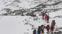 Tim pembangunan jalan membuat rute menuju sebuah kamp pada ketinggian 7.028 meter di Gunung Qomolangma atau Gunung Everest di Daerah Otonom Tibet, China, Minggu (10/5/2020). Teknologi canggih akan dilibatkan dalam pengukuran kali ini. (Xinhua/Sun Fei)