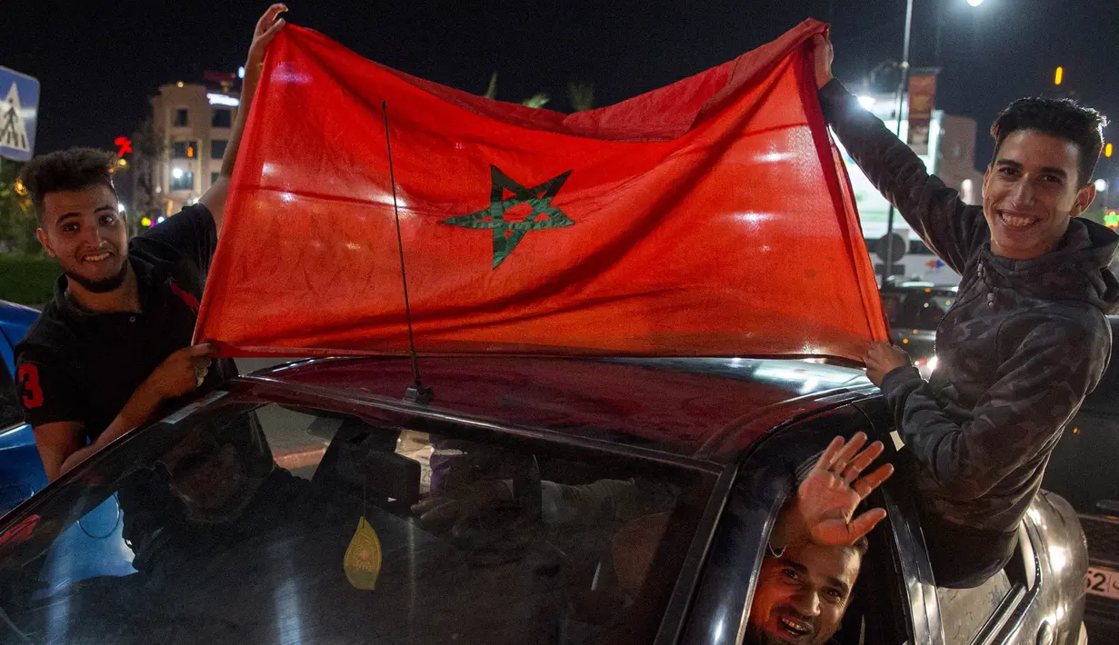 Warga Maroko konvoi merayakan keberhasilan negaranya lolos ke Piala Dunia 2018 di Rabat, Sabtu (11/11/2017). Maroko lolos setelah mengalahkan Pantai Gading 2-0 pada laga penentu. (AFP/Fadel Senna)