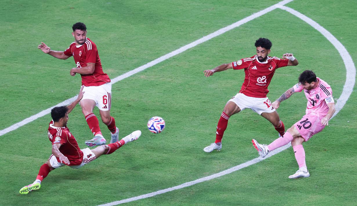 Pemain Inter Miami, Lionel Messi, melepaskan tendangan saat melawan Al Ahly pada pertandingan pembuka Grup A Piala Dunia Antarklub 2025 di Hard Rock Stadium pada Minggu (15/6/2025). (AFP/Photo by Sandra Montanez)