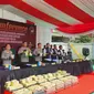 Satres Narkoba Polres Metro Jakarta Barat menangkap komplotan bandar narkoba asal Aceh, yakni Murtala Ilyas (MT) bersama enam anak buahnya atas peredaran nerkoba jenis sabu seberat 110 Kg. (Tim Merdeka)