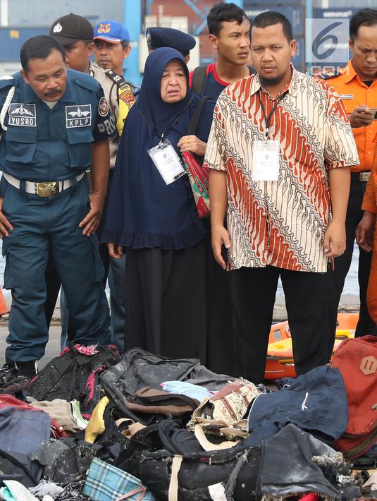 Beberapa keluarga korban jatuhnya pesawat Lion Air JT 610 melihat barang-barang temuan di Pelabuhan JICT 2, Jakarta, Rabu (31/10). 189 orang menjadi korban jatuhnya pesawat Lion Air JT-610 pada Senin (29/10) lalu. (Liputan6.com/Helmi Fithriansyah)