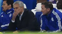 OGAH MUNDUR - Pelatih Chelsea, Jose Mourinho, mengaku tak mau menanggalkan jabatannya usai Chelsea dikalahkan Southampton, Sabtu (3/10/2015) malam WIB. ( Reuters / Paul Childs)