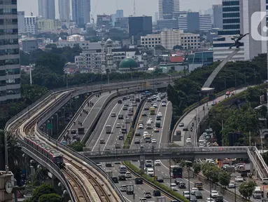 Rangkaian kereta LRT Jabodebek saat melintas di kawasan Pancoran, Jakarta, Selasa (26/11/2024). (Liputan6.com/Angga Yuniar)
