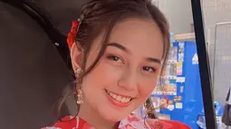 Dalam media sosial, ia kerap mengunggah momennya saat nikmati liburan. Salah satunya ialah saat ia berada di Bali bersama teman-teman dan ke Jepang. Liburan ke Jepang ia pun coba berpose dengan menggunakan Kimono. (Liputan6.com/IG/@daraarafah)