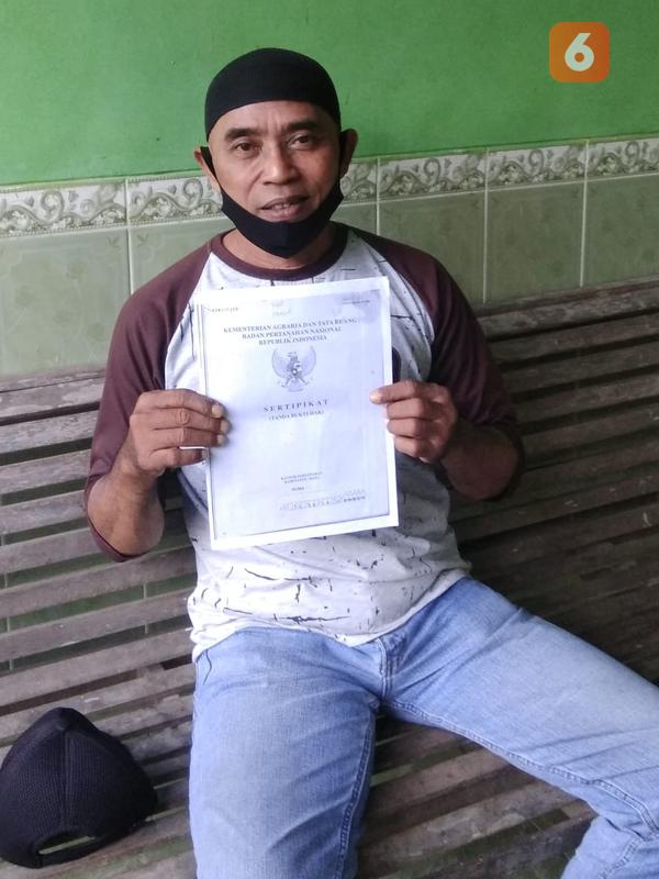 Mbah Muji saat menunjukkan fotocopy sertifikatnya yang kini di tahan oleh pihak Kantor Pertanahan Kabupaten Blora, Jawa Tengah. (Liputan6.com/Ahmad Adirin)