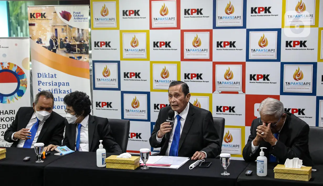 Ketua Dewas KPK Tumpak Hatorangan Panggabean (kedua kanan) memberikan keterangan usai persidangan  dugaan pelanggaran etik Wakil Ketua KPK Lili Pintauli Siregar di Gedung Pusat Edukasi Antikorupsi KPK, Jakarta, Senin (10/7/2022). Surat pengunduran diri Lili Pintauli sudah diterima Presiden Jokowi. (Liputan6.com/Faizal Fanani)