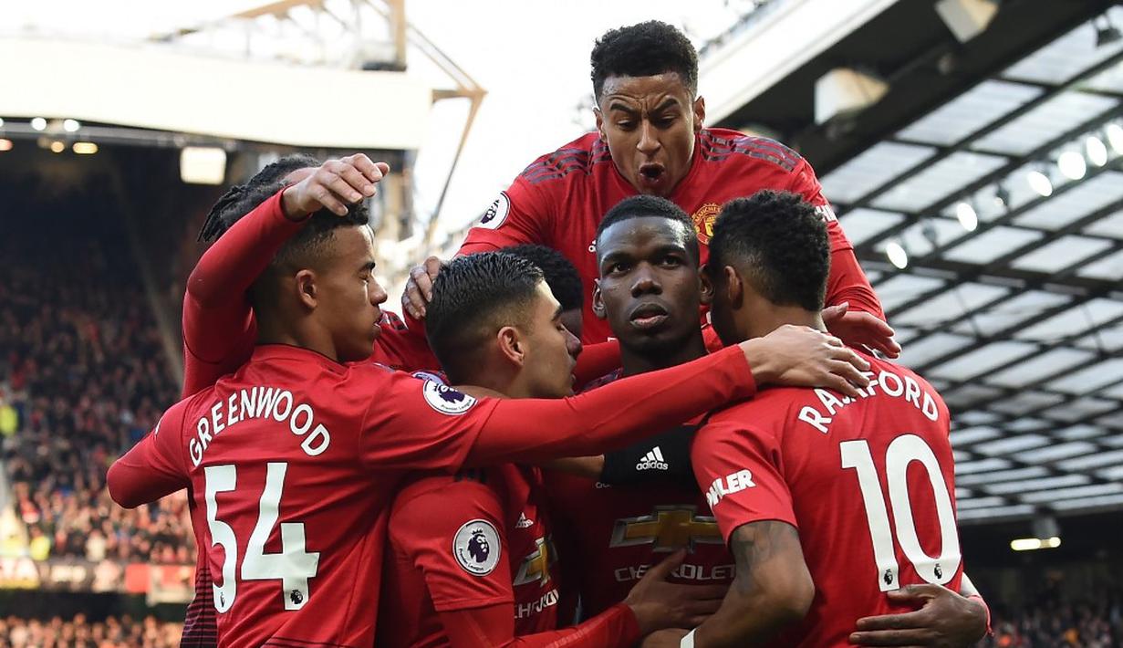Paul Pogba kembali mencetak gol ke gawang West Ham lewat tendangan penalti pada laga lanjutan Premier League yang berlangsung di Stadion Old Trafford, Minggu (14/4). Man United menang 2-1 atas West Ham. (AFP/Paul Ellis)