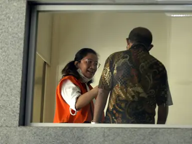 Mantan Asisten Komisioner KPU Wahyu Setiawan, Agustiani Tio Fridelia (kiri) usai menjalani sidang dakwaan di Gedung KPK, Jakarta, Kamis (28/5/2020). Agustiani Tio Fridelia menjalani sidang dakwaan terkait dugaan suap PAW anggota DPR RI periode 2019-2024, Harun Masiku. (merdeka.com/Dwi Narwoko)