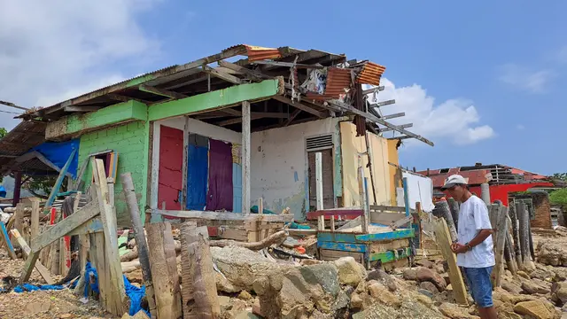 Kondisi rumah warga di Sungai Pisang, Kecamatan Bungus Teluk Kabung, Kota Padang yang terdampak abrasi. Sumur yang dahulunya berada di bagian dalam rumah kini sudah terendam air laut. (Liputan6.com/ Novia Harlina)