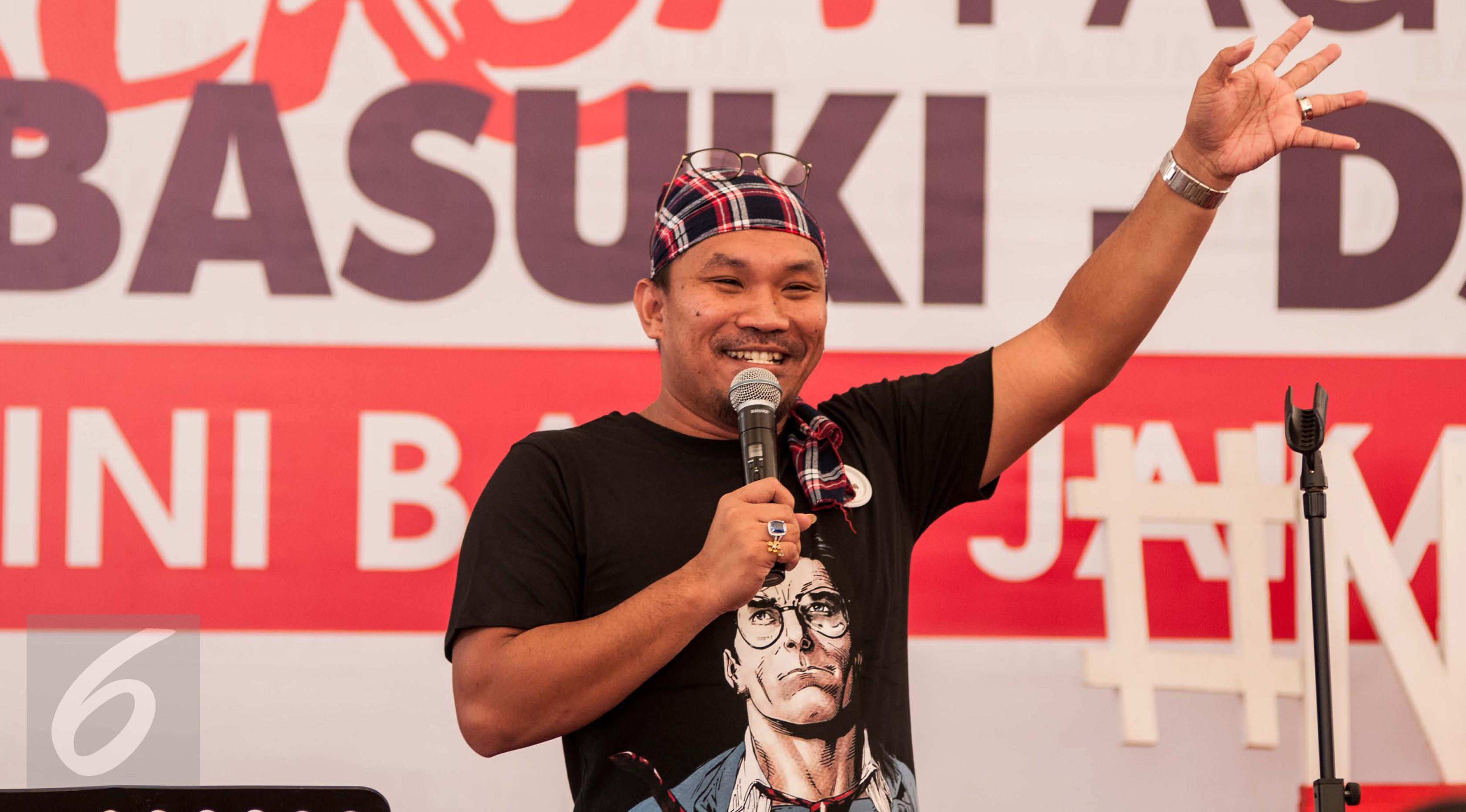 Penampilan komedian Roni Immanuel alias Mongol menghibur warga dan relawan di Rumah Lembang, Jakarta, Rabu (1/2). Mongol bersama Giring 'Nidji'menggelar aksi solidaritas sebagai bentuk dukungan kepada pasangan Ahok - Djarot. (Liputan6.com/Gempur M Surya)