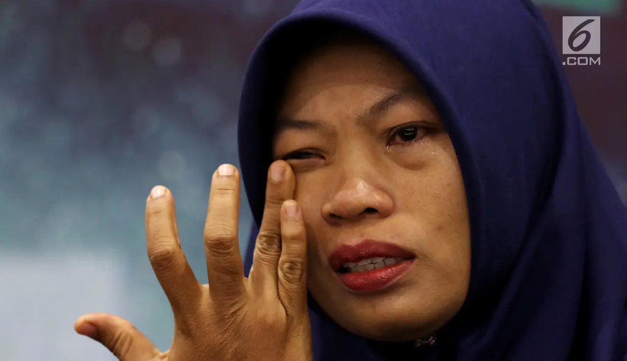 Terpidana kasus pelanggaran UU ITE Baiq Nuril menangis saat berbicara dalam diskusi Dialektika Demokarasi di Kompleks Parlemen Senayan, Jakarta, Rabu (10/7/2019). Baiq mengaku rindu dengan anak-anaknya yang sudah berpisah selama tiga bulan. (Liputan6.com/JohanTallo)