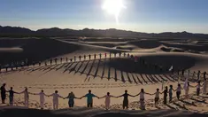 Peserta menghadiri kelas yoga yang diselenggarakan oleh komunitas YSYoga System di gurun Samalayuca, negara bagian Chihuahua, Meksiko pada 25 Mei 2019. Kelas yoga di padang pasir Samalayuca diselenggarakan setiap tahun, dan pesertanya semakin lama semakin bertambah banyak. (Herika MARTINEZ/AFP)