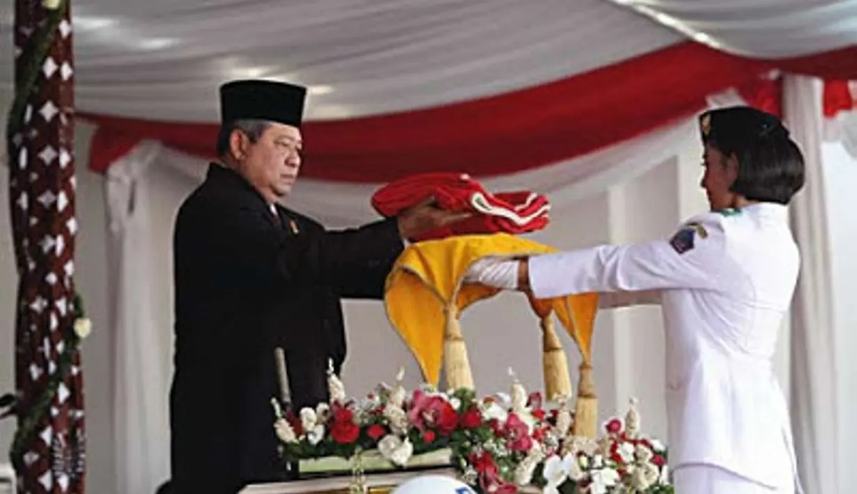 2014, Sedangkan saat HUT RI ke69, pembawa bakinya adalah Juana Gita Medinnas Janis. Juana saat menjadi pembawa bendera merah putih di Istana Negara tercatat sekolah di SMAN 1 Tahuna. Pembawa baki pada penaikan bendera. (via: paskibra48.blogspot.com)