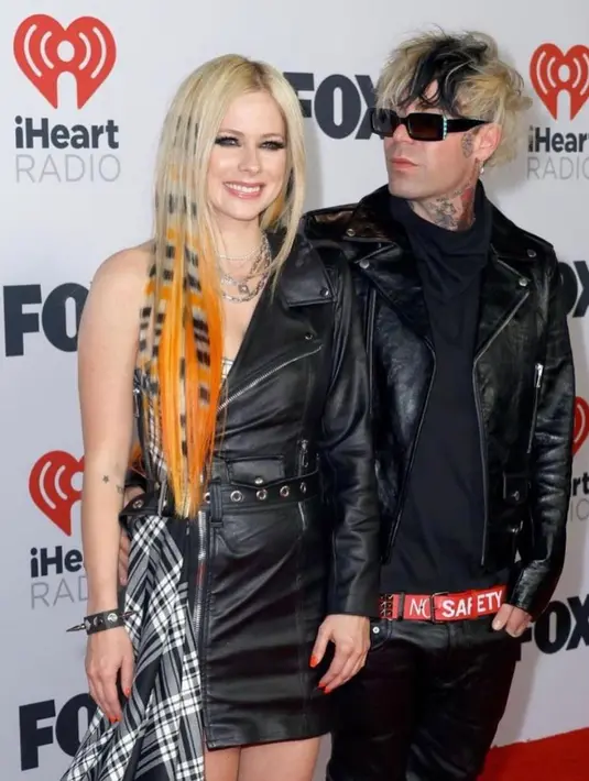 Serasi mengenakan leather di karpet merah. Avril tampil swag dengan one shoulder leather dress dan Mos Sun setia dengan biker jacket-nya. (Foto: Instagram @modsun)