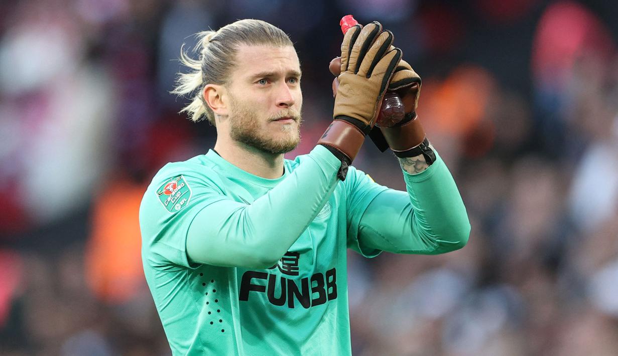 <p>Kiper Newcastle, Loris Karius memberikan penghormatan kepada suporter pada laga final Carabao Cup 2022/2023 melawan Manchester United di Stadion Wembley, London, Senin (27/02/2023) dini hari WIB.&nbsp;(AFP/Glyn Kirk)</p>