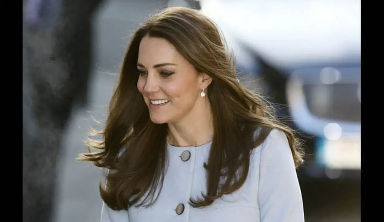 Senyum Kate Middleton yang selalu mengembang menambah paras cantik istri Pangeran William tersebut, London, Inggris, Senin (19/1/2015). (AFP PHOTO/Stefan WERMUTH/POOL)