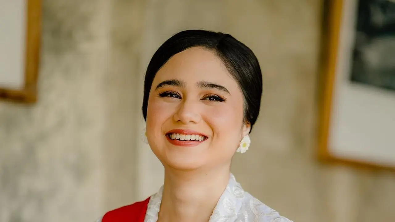 Pesona Tissa Biani Kenakan Kebaya, Cantik dan Elegan